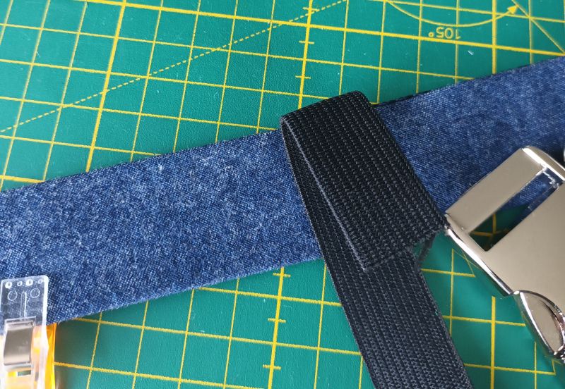 Die Schlaufe für das Hundehalsband wird abgemessen.